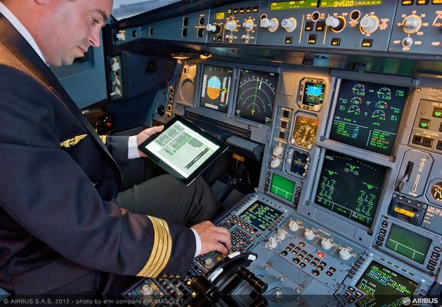Pilot uswing iPad in Airbus cockpit (Airbus Industrie)