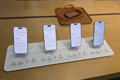 iPhone 17, iPhone Air, iPhone 17 Pro and iPhone 17 Pro Max on a display table in an Apple Store